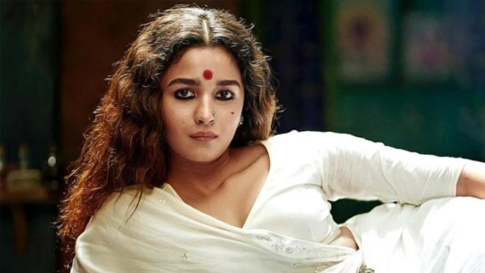 ২৫ ফেব্রুয়ারি মুক্তির দিন থেকেই বক্স অফিসে রোশনাই ছড়িয়েছেন গঙ্গুবাঈ থুড়ি আলিয়া ভট্ট। ইতিমধ্যেই ১০০ কোটির ক্লাবে ঢুকে পড়েছে আলিয়ার ‘গঙ্গুবাঈ... ’। মাত্র ১৭ দিনে তা ১০৮ কোটি টাকার ব্যবসা করে নিয়েছে।