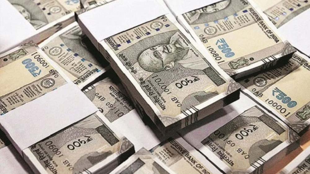 বাজেটের নিরিখে ‘গঙ্গুবাঈ... ’-এর মতো তেমন ওজনদার নয়। তবে বড়সড় চমক দিচ্ছে ‘দ্য কাশ্মীর ফাইলস’-ও। কানাঘুষোয় শোনা গিয়েছে, ‘গঙ্গুবাঈ... ’ তৈরির পিছনে ৫৫ কোটি টাকা খরচ করে ফেলেছেন ভন্সালীরা। তবে ‘দ্য কাশ্মীর ফাইলস’-এর বাজেট কোনও ভাবেই তার ধারেকাছে পৌঁছয়নি। যদিও এ ছবি তৈরি করতে কত টাকা খরচ হয়েছে, তা খোলসা করেননি প্রযোজকেরা।