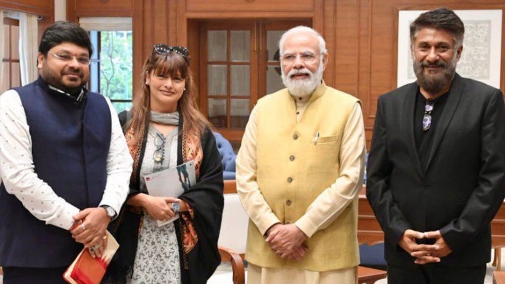 বিবেকের এ ছবির প্রশংসা করেছেন খোদ প্রধানমন্ত্রী নরেন্দ্র মোদীও। সমালোচক তথা ট্রেড অ্যানালিস্ট তরণ আদর্শ তো টুইটারে লিখেই ফেলেছেন, ‘প্রচারের ডঙ্কা নেই। ছুটির দিনেও মুক্তি পায়নি। তার উপরে ‘রাধেশ্যাম’-এর মতো বিগ বাজেটের ছবিকে টক্কর দিতে হচ্ছে। সঙ্গে মাত্র ৬৩০টি হলে মুক্তি পেয়েছে। তবে এ সব সত্ত্বেও জয়ের পতাকা উড়াচ্ছে ‘দ্য কাশ্মীর ফাইলস।’