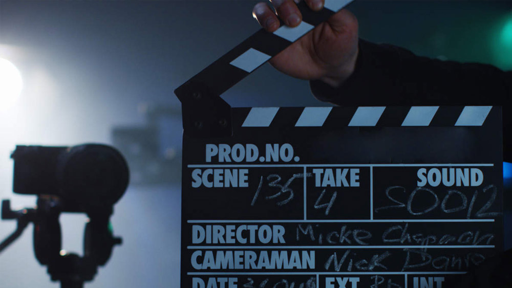 যদিও অতিমারির সময় লোকসানের অন্ত ছিল না বলিউডের। ফি-বছরে ছবি মুক্তির নিরিখে দুনিয়ায় এক নম্বরে এই ইন্ডাস্ট্রি। প্রতি বছরে নাকি এ দেশে ১,৬০০ থেকে ১,৮০০ ছবি মুক্তি পায়। তার মধ্যে বলিউডের ছবিই নাকি দু’শো থেকে আড়াইশো।