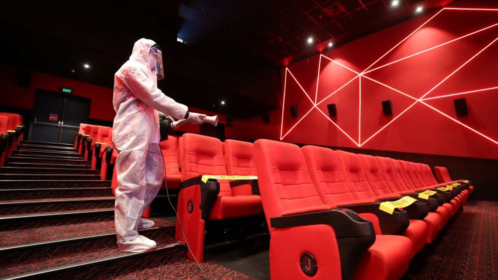 ২০২০ সালে একটি রিপোর্টে আর্নেস্ট অ্যান্ড ইয়ং-এর দাবি, এ দেশে ৯,৫২৭টি সিনেমা হল রয়েছে। তার মধ্যে ৬,৩২৭টি সিঙ্গল স্ক্রিনের। সঙ্গে ৩,২০০টি মাল্টিপ্লেক্স। তবে অতিমারির দাপটে গত বছরে হাজারখানেক স্ক্রিনের ঝাঁপ ফেলে দিতে হয়েছে।