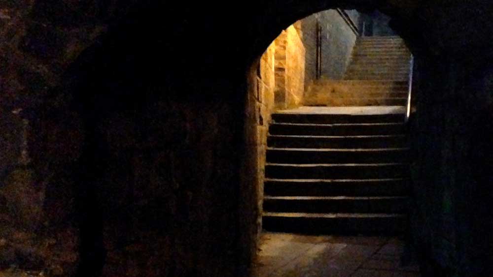 অন্ধকূপ: নামেই মালুম যে, এটি একটি অন্ধকার কূপ। অন্যের অনিষ্টকারীদের এখানে নিক্ষেপ করা হয়। এই কূপ নিশ্ছিদ্র অন্ধকার এবং এটি বিষাক্ত কীট-পতঙ্গে পূর্ণ।