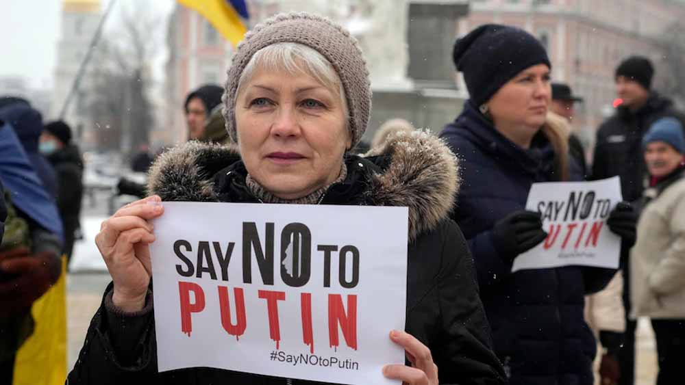 পরমাণু শক্তিধর দেশ রাশিয়ার বিরুদ্ধে দেশ বাঁচাতে রুখে দাঁড়িয়েছে ইউক্রেন। সেনাদের পাশাপাশি লড়াইয়ের ময়দানে ঝাঁপিয়ে পড়েছেন আমজনতার অনেকেই। পুতিনবাহিনীর বিরুদ্ধে প্রেসিডেন্ট ভোলোদিমির জেলেনস্কির অস্ত্রভান্ডারও হেলাফেলার নয়।