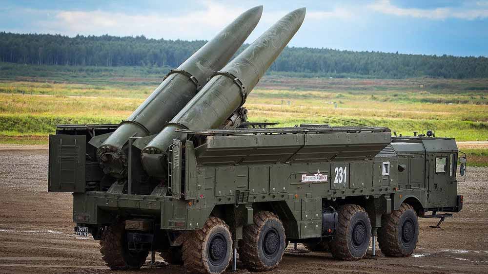 রাশিয়ার অত্যাধুনিক অস্ত্রশস্ত্রের মধ্যে রয়েছে ৯কে-৭২০ ইসকান্দার ব্যালিস্টিক ক্ষেপণাস্ত্র (এসআরবিএম)। ইউক্রেনের বিরুদ্ধে যুদ্ধে শ’য়ে শ’য়ে এই ক্ষেপণাস্ত্র ব্যবহার করেছে রাশিয়া। ৫০০ কিলোমিটার পর্যন্ত দূরের লক্ষ্যে আঘাত হানতে এ অস্ত্র কাজে লাগাচ্ছে তারা। স্বল্প দৈর্ঘ্যের হলেও অত্যন্ত শক্তিশালী। নিশানাও প্রায় অব্যর্থ। অভিযোগ, সেনাঘাঁটির ছাড়াও ইউক্রেনীয় নাগরিকের ঘরবাড়ি, হাসপাতাল বা স্কুলগুলিকে এই অস্ত্রেই ধ্বংস করেছেন পুতিনের সেনারা। এর ঘায়ে নিহত হয়েছেন বহু নাগরিক।