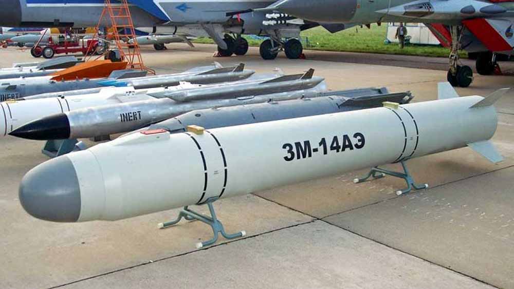 স্বল্প দৈর্ঘ্যের নয়, এই ক্ষেপণাস্ত্র হানা দিতে পারে আড়াই হাজার কিলোমিটার পর্যন্ত। জল থেকে স্থথপথের হানায় পুতিনবাহিনীর অন্যতম মারণাস্ত্র ৩এম-১৪ ক্যালিবার ল্যান্ড অ্যাটাক ক্রুজ ক্ষেপণাস্ত্র (এলএসিএম)। যুদ্ধবিশারদদের দাবি, ইউক্রেনের বিভিন্ন জায়গায় এই অস্ত্র দিয়েই লাগাতার হামলা করেছে রাশিয়ার বায়ুসেনা।