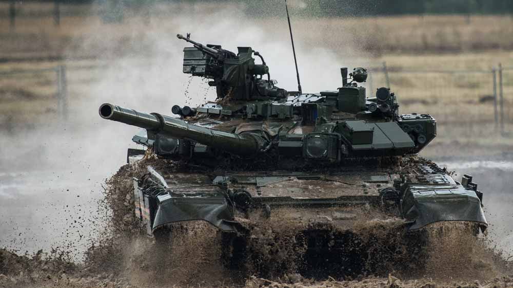 এ যুদ্ধে স্থলপথে যথেচ্ছ আক্রমণে টি-৯০ মেন ব্যাটল ট্যাঙ্ক এবং টি-৭২ বিএম৩ ব্যাটল ট্যাঙ্ক ব্যবহার করছে রাশিয়া। যদিও ইউক্রেনীয়দের প্রতিরোধের জেরে এখনও পর্যন্ত খুব একটা সফল হয়নি এই দুই অস্ত্র।