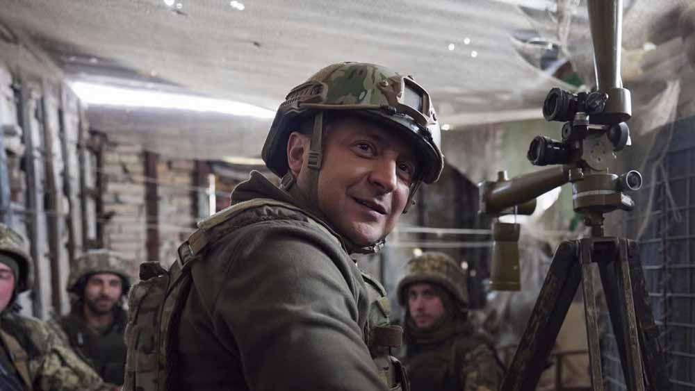 জেলেনস্কির দেশে যে গতিতে যুদ্ধে এগোচ্ছে, তাতে নাকি সন্তুষ্ট নন পুতিন। সোমবার এক বিবৃতিতে ন্যাশনাল গার্ড অব রাশিয়ার প্রধান ভিক্টর জলোটভ স্বীকার করেছেন যে যুদ্ধের গতি আশাতীত ভাবে শ্লথ। এর পিছনে ইউক্রেনের পাল্টা প্রতিরোধও দায়ী। রাশিয়াকে রুখতে কী কী অস্ত্রশস্ত্র ময়দানে নামিয়েছেন জেলেনস্কি?