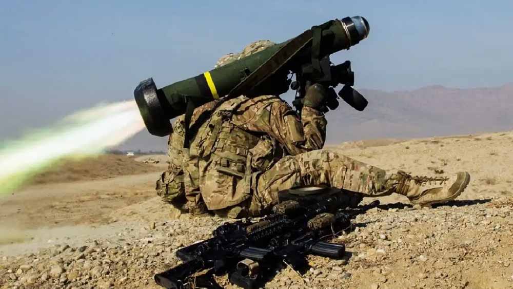 জেলেনস্কির সেনানিদের কাছে রয়েছে আরও অত্যাধুনিক মারণাস্ত্র। আমেরিকার থেকে কেনা সে অস্ত্র হল এফজিএম-১৪৮ জ্যাভেলিন ক্ষেপণাস্ত্র। নামের মতোই কাজ। জ্যাভেলিনের মতো উড়ে প্রায় চার কিলোমিটার দূর পর্যন্ত নিখুঁত ভাবে নিশানাভেদ করতে সক্ষম এটি। ইউক্রেনীয় সেনাবাহিনীর অন্যতম বিধ্বংসী এই অস্ত্রে বহু রাশিয়ান সাঁজোয়া গাড়ি গুঁড়িয়ে গিয়েছে বলে দাবি। 