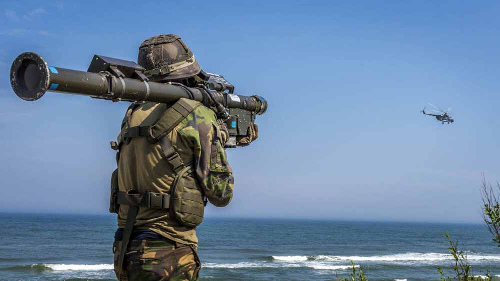 পর্যবেক্ষকদের দাবি, ইউক্রেনের আকাশপথে লাগাতার বিমানহানা সত্ত্বেও তেমন ভাবে সফল হতে পারেনি রাশিয়া। এর পিছনে স্টিঙ্গার সারফেস-টু-এয়ার ক্ষেপণাস্ত্রের ভূমিকা কম নয়। পশ্চিমী দেশগুলির থেকে আমদানি করা এই অস্ত্রেই নাকি রাশিয়ার বহু হেলিকপ্টার উড়িয়ে দিয়েছে ইউক্রেন। আট কিলোমিটার পর্যন্ত দূরের থাকা লক্ষ্যে আঘাত করতে পারদর্শী এই মারণাস্ত্র।