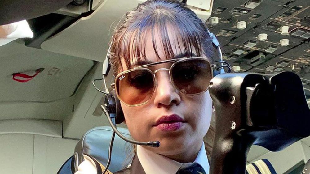 মহাশ্বেতার সঙ্গে শিবানীর ফারাক হল, দ্বিতীয় জন ক্যাপ্টেন। কেন্দ্রীয় সরকারের ‘অপারেশন গঙ্গা’-র অঙ্গ হিসাবে চলতি মাসের গোড়ায় ইউক্রেনের ভারতীয় পড়ুয়াদের উদ্ধারকাজে নেমেছিলেন শিবানী। তাঁদের মধ্যে আড়াইশোর বেশি পড়ুয়াকে দিল্লিতে নিয়ে আসতে পেরেছেন তিনি। 