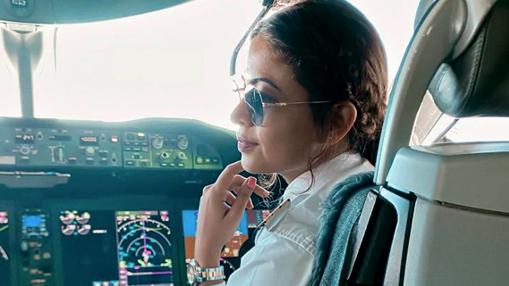 ২৪ ফেব্রুয়ারি ভোরে রাশিয়ার আক্রমণের পর ইউক্রেন ছেড়ে নিরাপদ আশ্রয়ে সরে যেতে শুরু করেন বহু নাগরিক এবং বিদেশি বাসিন্দা। তাঁদের মধ্যে ছিলেন ভারতীয় পড়ুয়ারাও। ২৮ ফেব্রুয়ারি কোনও রকমে ইউক্রেনের সীমান্ত পৌঁছেছিলেন তাঁরা। তার পর সীমান্ত পার করে রোমানিয়া এবং হাঙ্গেরিতে আশ্রয় নেন। 