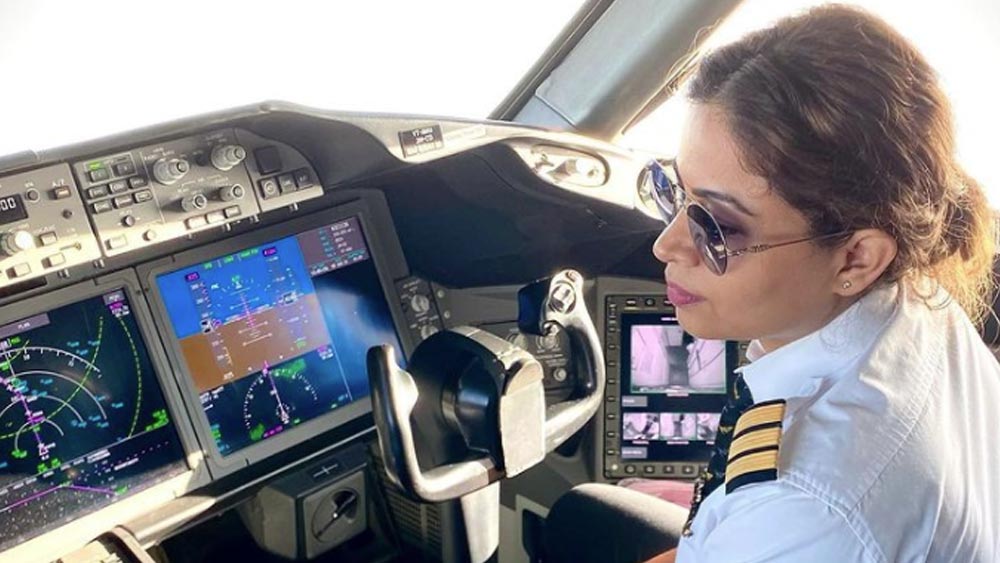 শিবানী বলে চলেন, ‘‘কথাবার্তা বলে তাঁদের সান্ত্বনা দেওয়ার চেষ্টা করছিলাম। আশ্বস্ত করেছিলাম, সকলকেই নিরাপদে দেশে ফিরবেন!’’