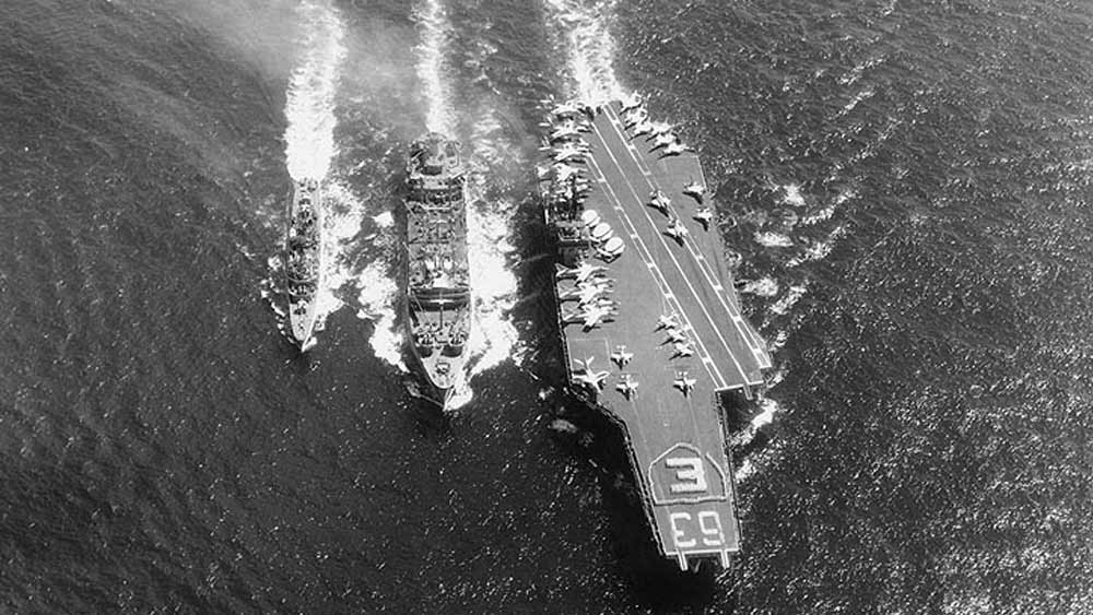 বড় বড় জাহাজের মাধ্যমে এক জায়গা থেকে অন্য জায়গায় নিয়ে যাওয়া হয় এই বিমানগুলিকে। এ রকমই একটি বিমানবাহী জাহাজ হল আমেরিকার ‘কিটি হক’। 