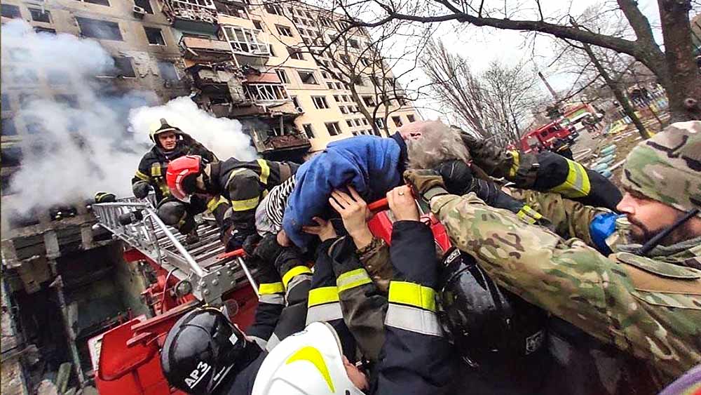 রুশ বোমায় হতাহত হচ্ছেন ইউক্রেনের অসামরিক নাগরিকেরা।