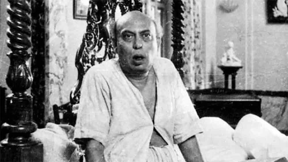 ছাপোষা কেরানি পরেশচন্দ্র দত্তর হাতে আচমকাই পাথরটা এসে পড়েছিল। কাচের গুলি ভেবে প্রথমে সেটিকে হেলাফেলা করলেও পরে বুঝতে পারেন, আসলে তা পরশপাথর। যার ছোঁয়ার যে কোনও ধাতু সোনা হয়ে যায়। রাতারাতি সুদিন ফিরেছিল পরেশের। তবে সে তো পরশুরামের গল্পে!