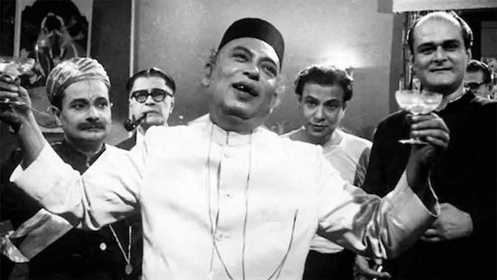 পরশুরামের গল্পের ভিত্তিতে গড়া সত্যজিৎ রায়ের ‘পরশপাথর’ কাল্পনিক বটে। তবে সাড়ে তিনশো বছরেরও বেশি আগে ‘পরশপাথর’-এর খোঁজে নেমেছিলেন বহু অ্যালকেমিস্ট। তাঁদেরই এক জন জার্মানির হেনিগ ব্র্যান্ড।