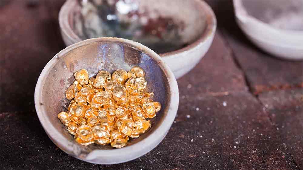 সোনা তৈরিতে কী কী উপাদান প্রয়োজন বলে মনে করেছিলেন জার্মান অ্যালকেমিস্ট? এ ক্ষেত্রে এফ টি কেসলারের লেখা বইয়ের একটি রেসিপি হেনিগের চোখে পড়েছিল বলে দাবি। তাতে ফটকিরি, পটাশিয়াম নাইট্রেট এবং মূত্রের মিশ্রণের কথা লেখা রয়েছে। যার মাধ্যমে ধাতুকে রুপোয় পরিণত করা যায় বলে দাবি করা হয়েছিল। যদিও ওই ফর্মূলা কাজ করেনি।