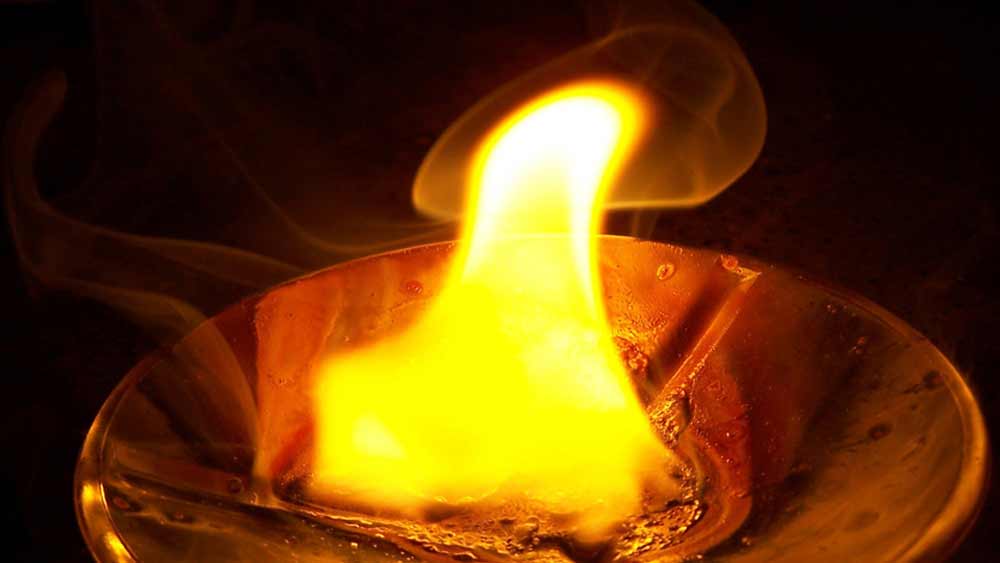 তবে হেনিগের লক্ষ্য ছিল অন্য। ১৬৬৯ সাল নাগাদ থেকে মূত্রের থেকে এক উপাদান খুঁজে পেয়েছিলেন তিনি। সে জন্য কী করতেন হেনিগ?