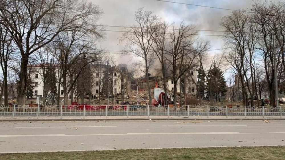 মারিয়োপোলের এই থিয়েটার আশ্রয় নিয়েছিলেন কয়েকশো স্থানীয় বাসিন্দা। 