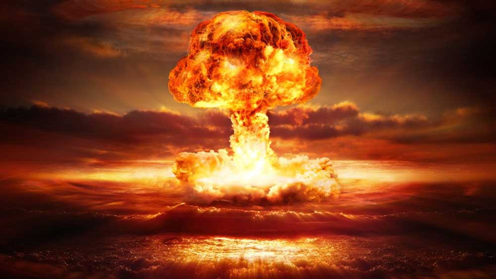  ‘মহাভারত’-এর কুরুক্ষেত্র যুদ্ধ ছিল ১৮ দিনের। এই ১৮টি দিনের যে ভয়াবহ অভিজ্ঞতা বেদব্যাস লিখে গিয়েছেন, তা আধুনিক যুদ্ধকেও হার মানায়। অগণিত লোকক্ষয়, বিপুল সম্পদের বিনাশ ইত্যাদির পাশাপাশি যে বিষয়টি পাঠকের নজর কাড়ে, সেটি এই যুদ্ধে ব্যবহৃত অস্ত্রশস্ত্র। বিচিত্র এই সব অস্ত্রের বর্ণনা থেকে অনেকেরই অনুমান, কুরুক্ষেত্র যুদ্ধে ব্যবহৃত হয়েছিল পারমাণবিক অস্ত্র অথবা তার তুল্য কিছু আয়ুধ।