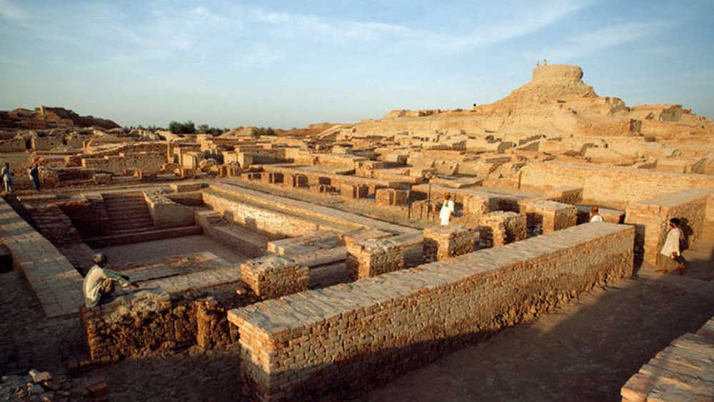 রাজস্থানের জোধপুরের কাছে এক বিস্তীর্ণ অঞ্চলে তেজস্ক্রীয় বিকিরণের সন্ধান পান প্রত্নতত্ত্ববিদরা। পরে জানা যায়, সেই অঞ্চল হরপ্পা-মহেঞ্জোদারো সভ্যতার অন্তর্ভুক্ত ছিল। ইংরেজ প্রত্নবিদ ডেভিড ড্যাভেনপোর্ট সেই অঞ্চলে অনুসন্ধান চালাতে গিয়ে এমন কিছু প্রমাণ পান, যা থেকে অনুমান করা যায় সেখানে সুদূর অতীতে কোনও বিপুল বিস্ফোরণ ঘটেছিল। এই বিস্ফোরণকে ড্যাভেনপোর্ট পারমাণবিক শক্তি থেকেই জাত বলে মনে করেন। সেই সব কথা তিনি তাঁর বই ‘অ্যাটমিক ডেস্ট্রাকশন ইন ২০০০ বিসি’ (১৯৭৯)-তে লিখেছেন।