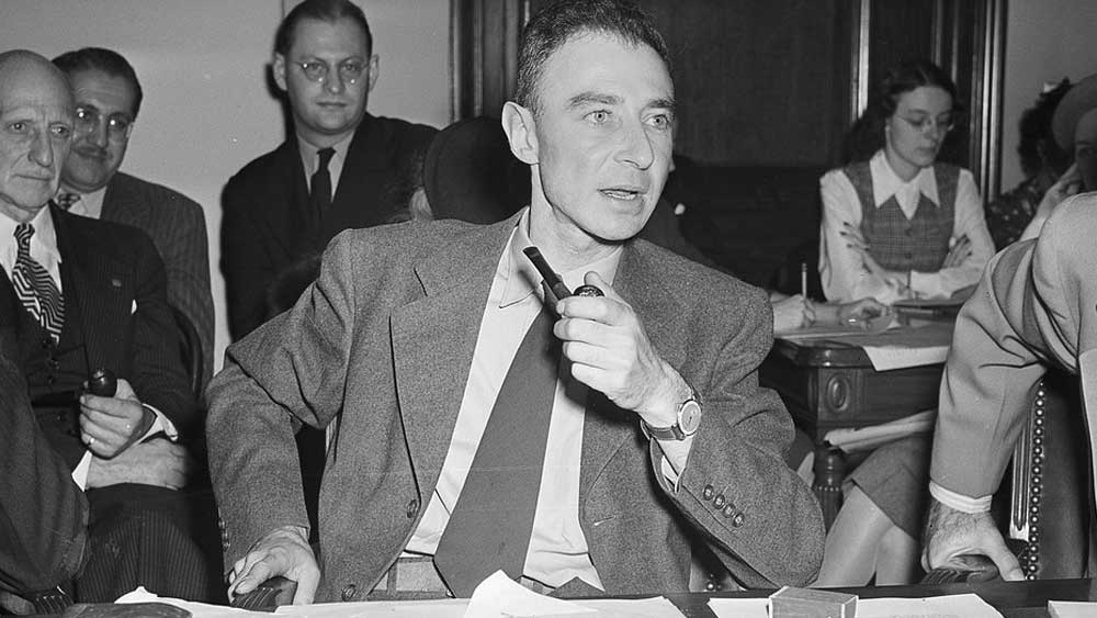 সন্দেহবাতিক পণ্ডিতদের অনেকেই দ্বিতীয় বিশ্বযুদ্ধ চলাকালীন আমেরিকার পারমাণবিক গবেষণা-প্রকল্প ম্যানহাটন প্রজেক্ট নিয়ে এমন কিছু প্রশ্ন তোলেন, যা রীতিমতো কৌতূহল উদ্রেককারী। এই প্রকল্পের অন্যতম রূপকার রবার্ট ওপেনহেইমার (যিনি পরমাণু বোমার অন্যতম জনক হিসেবেও স্বীকৃত) নাকি ১৯৩৩ সাল থেকে নিবিষ্ট ছিলেন সংস্কৃত ভাষা ও সাহিত্যের চর্চায় এবং তাঁর অন্যতম উদ্দেশ্য ছিল ‘ভাগবদ্গীতা’ সংস্কৃতে পাঠ করা।