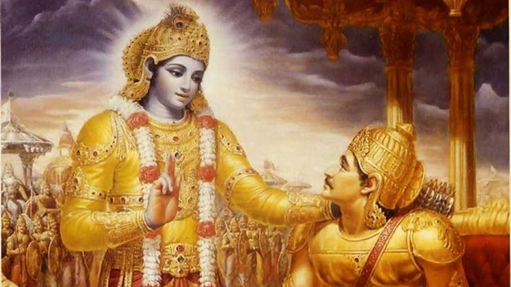  ‘শ্রীমদ্ভভাগবদ্গীতা’-র একাদশ অধ্যায়ের দ্বাদশ শ্লোকে শ্রীকৃষ্ণ অর্জুনকে বলেছেন- ‘দিবি সূর্যসহস্রায় ভবেদ যুগপদুত্থিতা।/যদি ভাঃ সদ্রশী সা স্যাৎভাস্বতস্য মহাত্মনঃ।।’ যার অর্থ— ‘যদি আকাশে সহস্র সূর্যের সমান বিকিরণ দেখা যায়, তবে তাকে মহাশক্তিমানের প্রকাশ হিসেবে ধরতে হবে’। এই শ্লোকের উচ্চারণে বিমূঢ় অর্জুন কৃষ্ণকে প্রশ্ন করেন— ‘কে আপনি?’ উত্তরে কৃষ্ণ জানান, তিনিই মৃত্যু, জগৎসমূহের সংহারকর্তা। পরবর্তী কালে সন্ধানীরা প্রশ্ন তোলেন, এই ‘সহস্র সূর্যের সমান বিকিরণ’ কি পারমাণবিক বোমার বিস্ফোরণ? কী করে তা কল্পিত হল মহাভারতীয় যুগে?