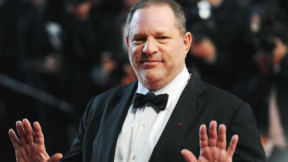 হার্ভে হলেন বলিউডের সেই খ্যাতনামী পরিচালক, যাঁকে ঘিরেই হলিউডের ‘মিটু’ আন্দোলনের সূত্রপাত। হলিউডের প্রথম সারির সব অভিনেত্রী এক যোগে যৌন হেনস্তার অভিযোগ এনেছিলেন হার্ভের বিরুদ্ধে।