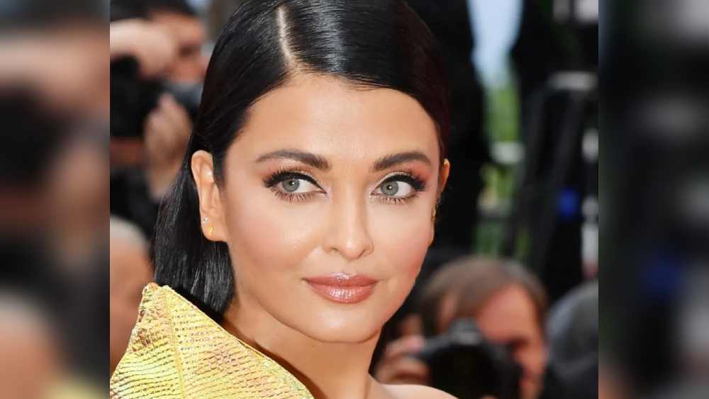 সে দিনের ঘটনার বর্ণনা দিতে গিয়ে হলিউডের পরিচালককে ‘শূকর’ বলে উল্লেখ করে সিমন বলেছেন, ‘‘ঐশ্বর্যার জন্য মরিয়া হয়ে ও যা করছিল, তা বলে বোঝানো সম্ভব নয়। এমনকি, আমাকেও আমার কেরিয়ার নিয়ে হুমকি দিতে ছাড়েনি হার্ভে।’’