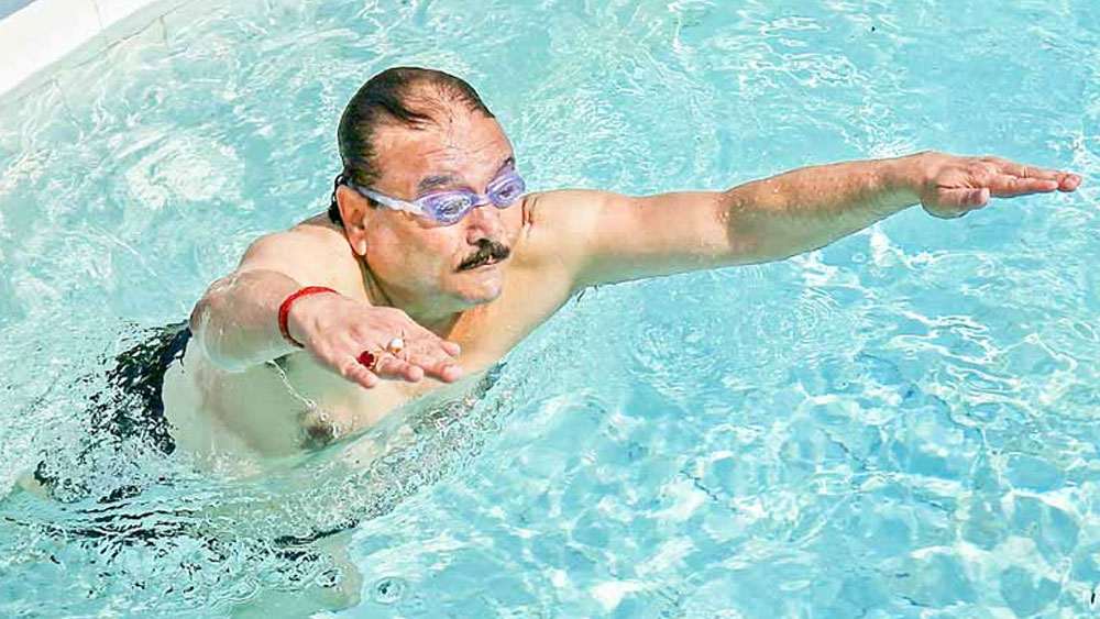 মদন মিত্র: ভোটের ময়দানেও আছেন, মিমেও আছেন! ‘ওহ লাভলি’ গানই হোক কিংবা বাহারি রোদচশমা, রঙিন পোশাক— মদন মিত্রের ব্যক্তিত্বের ছটা রাজনীতির জগত ছাপিয়ে ছড়িয়ে পড়ে বহু দূর। আট থেকে আশি, নেটমাধ্যমে এই নেতার ভক্তের অভাব নেই। বিতর্ক তাঁর পিছু ছাড়ে না। কিন্তু শত বিতর্কের মাঝেও মদন ছাড়েন না নিজের আদবকায়দা। 