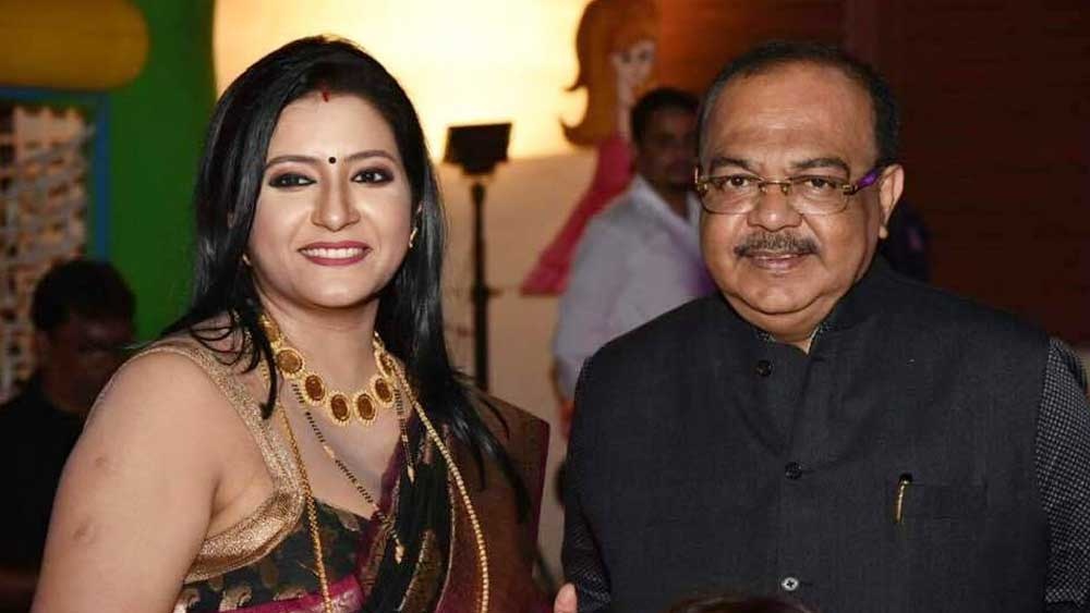 শোভন চট্টোপাধ্যায়: কখনও দলত্যাগ, তো কখনও গৃহত্যাগ। কখনও আবার নতুন ঘর, নতুন দল। কলকাতার প্রাক্তন মেয়র শোভন চট্টোপাধ্যায় শিরোনামে থেকেছেন নানা কারণে। বান্ধবী বৈশাখী বন্দ্যোপাধ্যায়ের সঙ্গে তাঁর সম্পর্ক নিয়ে দিনের পর দিন সরগরম থেকেছে বাংলা। বৈশাখীর সঙ্গে গানের তালে তালে তাঁর নাচও হয়ে উঠেছে চর্চার বিষয়। 