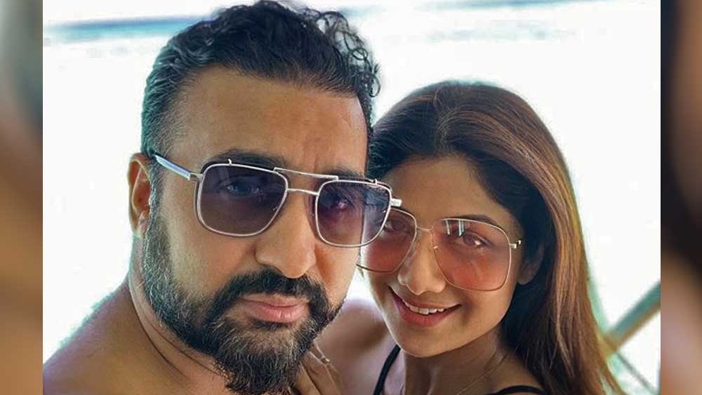 রাজ কুন্দ্রা: অভিনেত্রী শিল্পা শেট্টির স্বামী রাজকে নিয়ে বিতর্কের অন্ত নেই। আইপিএলে বেটিং কেলেঙ্কারি থেকে পর্ন চক্র, বার বার শিরোনামে এসেছে এই ব্যবসায়ীর নাম। করতে হয়েছে হাজতবাসও। তবু যখনই তিনি জনসমক্ষে দেখা দেন, যেন মেলে ধরেন নিজের নতুন রূপ।