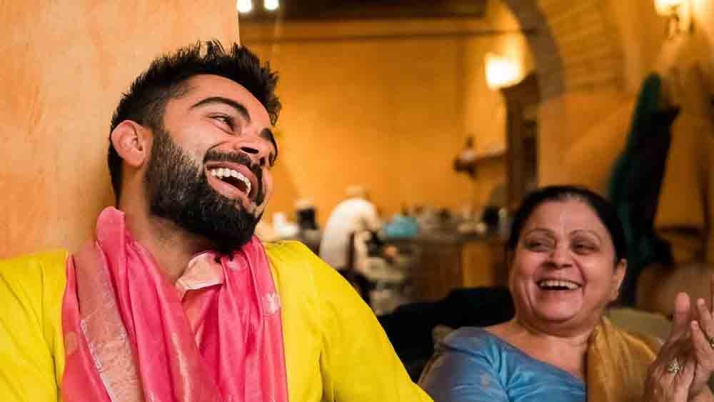 বিরাট কোহলী: ২০০৮ সালে অভিষেকের পর বিরাটের দাড়ি, ট্যাটু আর মাঠের মধ্যে নাছোড় মনোভাব নজর কেড়েছিল ভারতীয় ক্রিকেটপ্রেমীদের। বোলারদের ধ্বংস করা ব্যাটিং ছাড়াও মাঠের মধ্যে বিরাটের নানা মুহূর্ত তৈরি করেছে রঙিন ছবি। কখনও মাঠের মধ্যে থেকে স্ত্রী অনুষ্কাকে চুমু ছুড়ে দেওয়া, কখনও দর্শকদের তাঁতিয়ে দেওয়া অঙ্গভঙ্গি। খেলার মাঠকে আরও রঙিন করে দিয়েছেন ভারতের প্রাক্তন অধিনায়ক। সম্প্রতি মাঠের বাইরের বিতর্কও বিরাটের চরিত্রের অন্য রং তুলে ধরেছে।