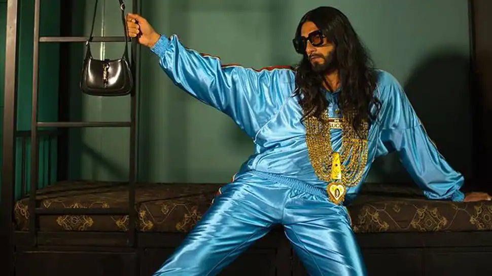 রণবীর সিংহ: পর্দার বাজিরাও বাস্তবেও একাধিক বার ভক্তদের চমকে দিয়েছেন নিজের সাজ পোশাকে। কখনও ‘অ্যানড্রোজেনাস’ পোশাক, কখনও বা সোনালি ফয়েলে মোড়া জামাকাপড়ে নজর কেড়েছেন ভক্তদের। শুধু পোশাকই নয়, রণবীরের উদ্দীপনা রীতিমতো উপভোগ করেন ভক্তরা।