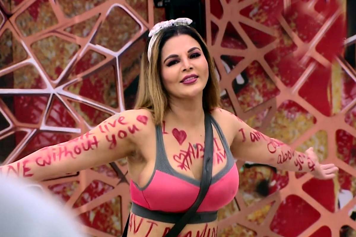 রাখি সবন্ত: শেক্সপিয়রের ভাষায় বলতে গেলে, রাখির কাছে যেন গোটা দুনিয়াই এক মঞ্চ। কখনও প্রকাশ্যে বিতর্কিত মন্তব্য করেন, তো কখনও দীপিকার ‘মস্তানি’র চরিত্রর মতো পোশাকে তিনি পথে নামেন। কখনও আবার সারা গায়ে লিপস্টিক দিয়ে পছন্দের পুরুষের নাম লেখেন তিনি। এমনই নানা কাজে নিজেকে ব্যস্ত রেখেছেন রাখি। 