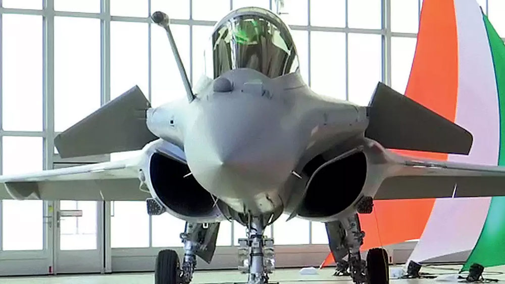 ফ্রান্সের কাছে থেকে রাফাল যুদ্ধবিমান কিনে নিজেদের সামরিক শক্তিকে আরও মজবুত করে তুলেছে ভারত।