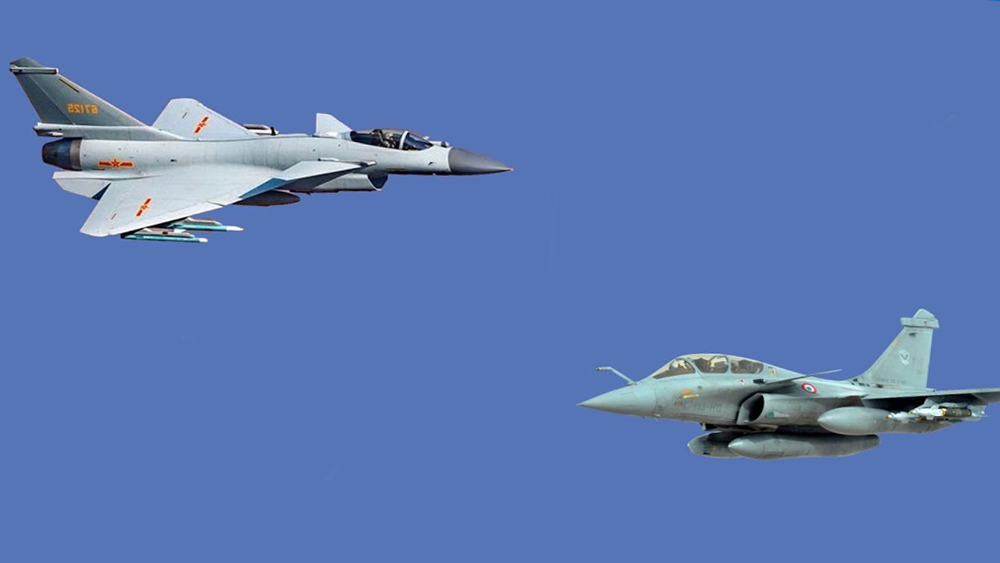 রাফাল বিমানগুলি মোট ২৪ হাজার ৫০০ কিলোগ্রাম ওজন নিয়ে এক জায়গা থেকে অন্য জায়গায় উড়ে যেতে পারে। কিন্তু এই ক্ষেত্রে জে-১০সি-র শক্তি অনেক কম। জে-১০সি মোট ১৯ হাজার ২৭৭ কেজি নিয়ে উড়ে যেতে পারে।