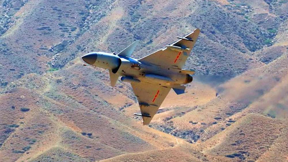 তবে গতির দিক থেকে তুলনামূলক ভাবে পিছিয়ে রাফাল। রাফাল প্রতি ঘণ্টায় সর্বোচ্চ এক হাজার ৯১২ কিলোমিটার বেগে উড়ে যেতে পারে। সেই জায়গায় জে-১০সি জেট বিমানের সর্বোচ্চ গতি ঘণ্টায় দু’হাজার ৪৯৫ কিলোমিটার।