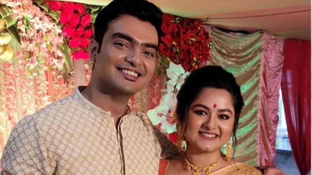বিয়ের পর প্রথম একসঙ্গে দোল কাটাচ্ছে ঈপ্সিতা-অর্ণব।