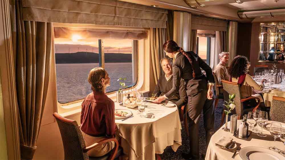 ব্র্যানসনের মতোই নাকি ‘রকস্টার’ এই প্রমোদতরী। এখানে নৈশভোজের সময় খাবার টেবলে হাজির হতে স্যুট-টাই-ওয়েস্টকোট চাপাতে হবে না। বরং রোজকার জামাকাপড় পরেই রেস্তরাঁয় আসতে পারেন যে কেউ।