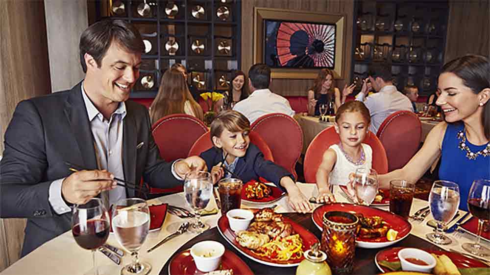 প্রমোদতরীতে চিরাচরিত ভাবে একটি বড়সড় রেস্তরাঁ বা ডাইনিং হলের বদলে রয়েছে ২০টিরও বেশি ছোট ছোট রেস্তরাঁ। প্রতিটিরই নিজস্ব শেফ রয়েছে। সপরিবার বসে চেখে দেখতে পারেন স্ট্রিট কর্ন, পিৎজা, ভূমধ্যসাগরীয় পিঠা বা অ্যাভোকাডো টাকো।