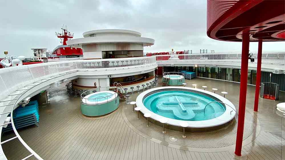 প্রমোদতরীতে রোদ পোহানোর জন্য রয়েছে আলাদা ব্যবস্থা। এ ছাড়া পাবেন পুল ডেক বা ট্যাটু পার্লারের সুবিধাও।