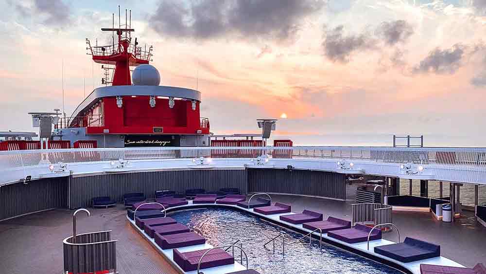 হুল্লোড় করতে এসে নাচাগানা করবেন না, তা কি হয়? সে ব্যবস্থাও করেছে সংস্থা। পুরনো দিনের রেকর্ডের দোকানে গিয়ে খুঁজতে পারেন পছন্দের সুর।