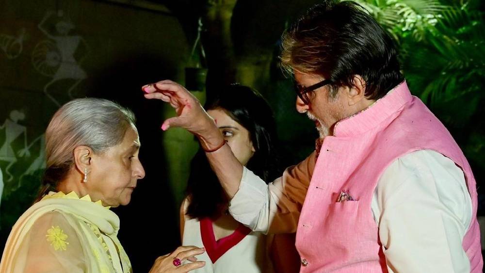 ৭৮-এও অমিতাভ বচ্চন রংদার! ‘সিলসিলা’-য় সহ-অভিনেত্রী রেখাকে রঙিন করেছিলেন। বাস্তবে তাঁর হোলির সঙ্গী ৫০ বছরের জীবনসঙ্গিনীই। জয়া বচ্চনকে ফাগে রাঙিয়ে উৎসবে মজলেন ‘শাহেনশা’।