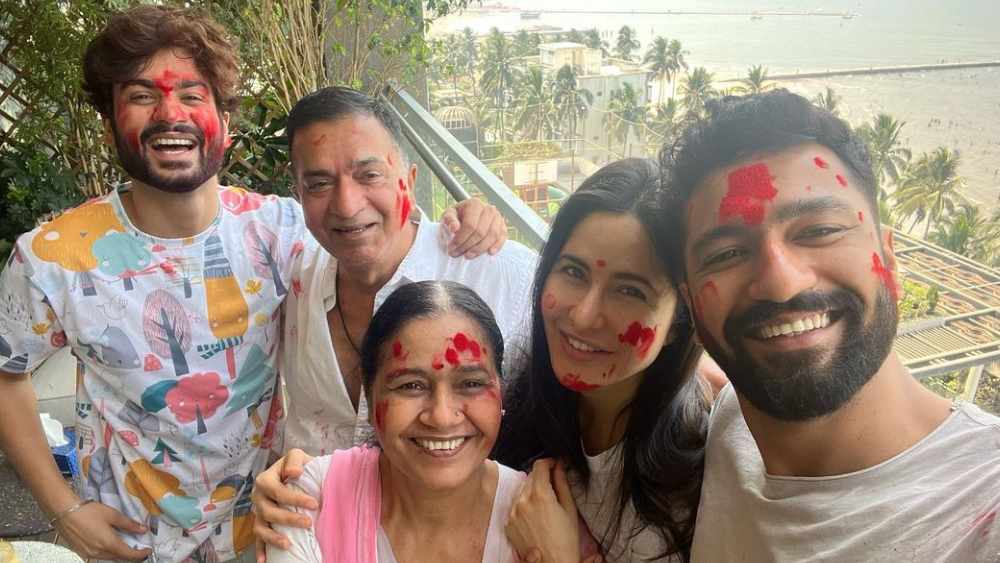 বিয়ের পর প্রথম হোলি। নতুন বউকে কেউ রং মাখাতে ছাড়ে? এই মওকায় মনের সুখে নতুন করে রঙিন হলেন ভিকি কৌশল-ক্যাটরিনা কইফ। যুগলে রং মাখালেন একে-অন্যকে।