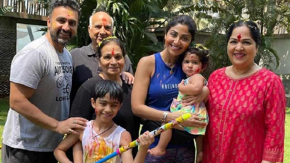 ফুল-দোল খেলেছেন শিল্পা শেট্টি। স্বামী রাজ কুন্দ্রা, ছেলে ভিয়ান, মেয়ে সামিশাকে নিয়ে যাকে বলে সপরিবার জমিয়ে হোলির হুল্লোড়ে মেতেছেন নায়িকা। 