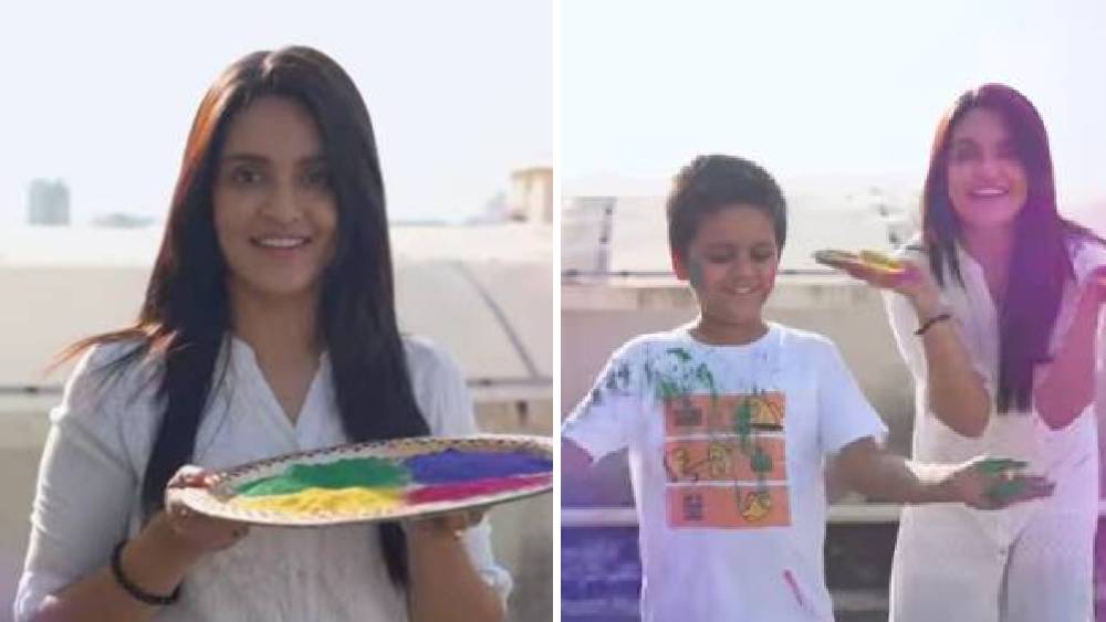 ছেলে সহজের সঙ্গে বিন্দাস প্রিয়াঙ্কা সরকার। মা-ছেলের বাছাই সাদা সাজ। বাড়ির ছাদে দোল খেলার জমাটি আয়োজন। মাটির থালায় হরেক রং। দু’জনে চুটিয়ে ডুব দিয়েছেন আবির-ফাগের সাগরে।