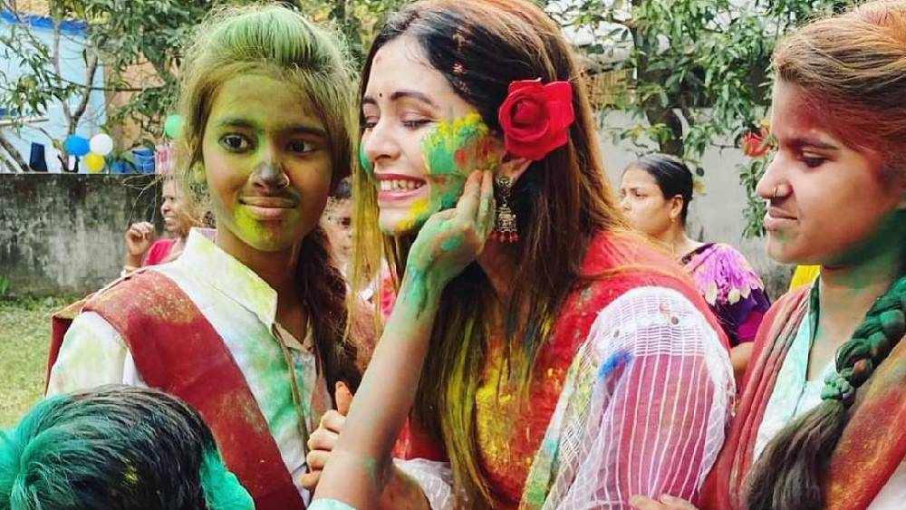 ঋতাভরী চক্রবর্তী এ দিন পৌঁছে গিয়েছিলেন আইডিয়াল স্কুল ফর দ্য ডেফ-এ। লাল-সাদা সালোয়ারে অপরূপা। খোলা চুলে গোলাপ গোঁজা। রঙের থালা হাতে দাঁড়াতেই ঘিরে ধরল নানা বয়সের শিক্ষার্থী। সবার হাতের ছোঁয়ায় লাল-হলুদ-সবুজে নিমেষে রঙিন নায়িকা।