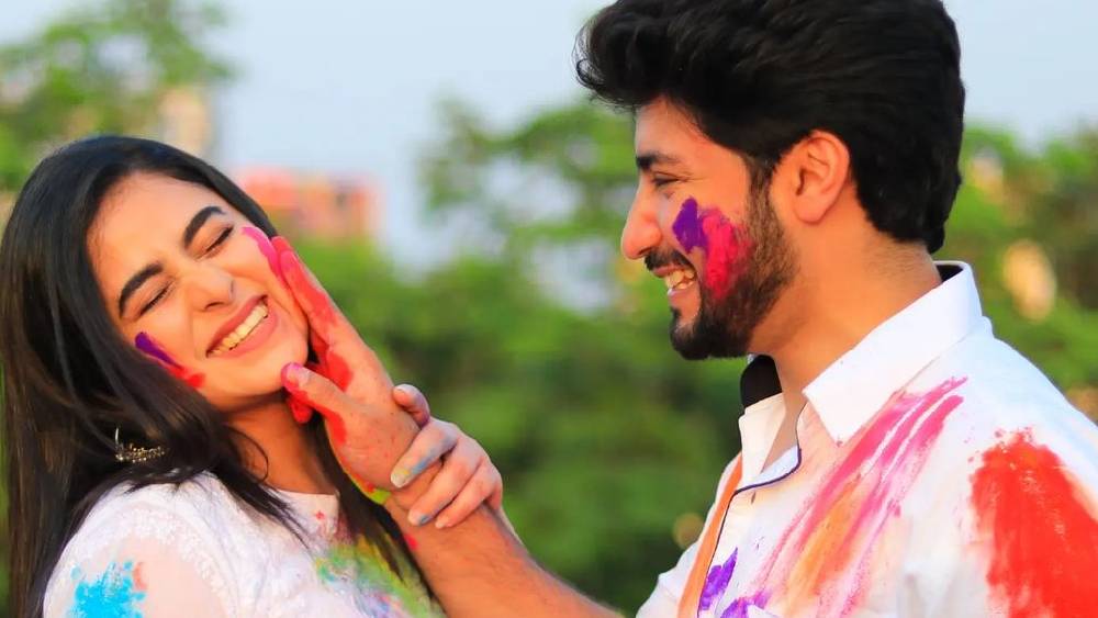 বসন্ত তাঁদের ভালবাসার জৌলুসের কাছে ম্লান। গৌরব চক্রবর্তী-ঋদ্ধিমা ঘোষ। এ দিন তাঁরাও আশ মিটিয়ে দোল খেলেছেন। টলিউডের নবীন জুটির সারা গায়ে, সাদা পোশাকে রামধনুর সাত রঙের সহবাস। 