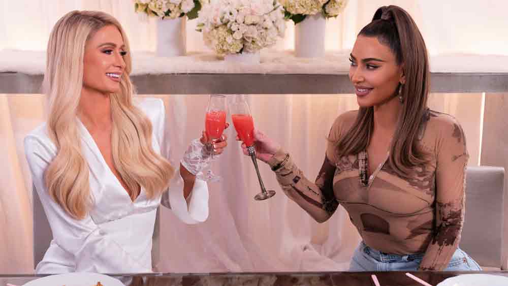 এক লহমায় খ্যাতির আলোয় চলে এলেও তার খেসারতও দিতে হয়েছিল কিমকে। প্যারিসের সঙ্গে কিমের বন্ধুত্বে শেষ পর্দা পড়ে গিয়েছিল!